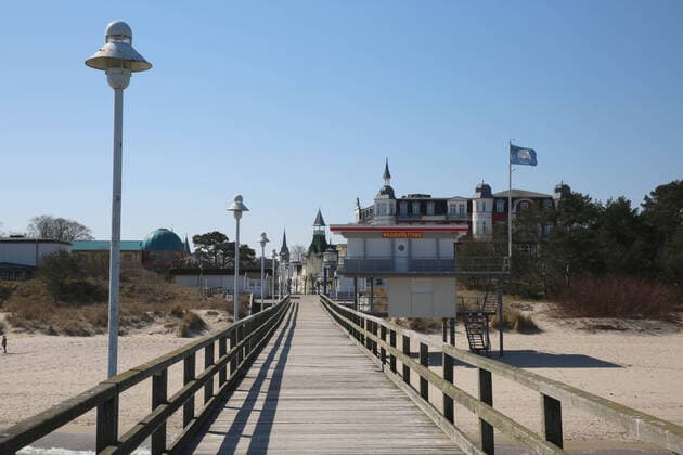 Nothing goes more at the sea View on Monday 06 04 2020 of the almost empty seaside resort of Zinnowitz County Vorpommern Greifswald Island Usedom The place currently provides a foretaste of the upcoming Easter weekend According to a regulation of the local government, locals will no longer be allowed to