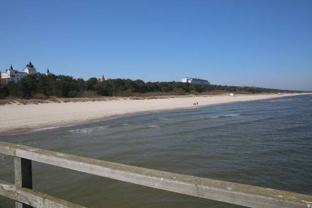 Nothing goes more at the sea View on Monday 06 04 2020 of the almost empty seaside resort of Zinnowitz County Vorpommern Greifswald Island Usedom The place currently provides a foretaste of the upcoming Easter weekend According to a regulation of the local government, locals will no longer be allowed to