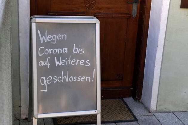 05 04 2020, Mindelheim Unterallgäu City view in Corona Virus times, sign Wegen Corona closed until further notice stands on the sign at the restaurant Weberhaus 05 04 2020, Mindelheim 05 04 2020, Mindelheim