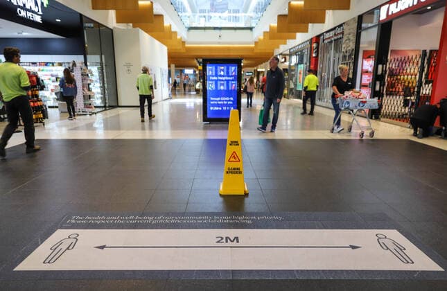 (200406) -- CANBERRA, April 6, 2020 -- Photo taken on April 6, 2020 shows a social distancing sign on the ground in a shopping mall in Canberra, Australia. (Photo by Xinhua) AUSTRALIA-CANBERRA-COVID-19-SOCIAL DISTANCING (CN) LiuxChangchang 