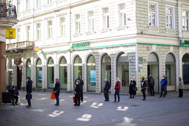 Coronavirus in Bosnien-Herzegowina, Eindrücke aus Sarajewo PXL_Pensioners 06.04.2020., Sarajevo,Bosnia and Herzegovina - For the first time after the restriction because of Covid 19 , persons over 65 are allowed to leave their home.. The decision was made because retirees have to go to their retirement in bank. People over the age of 65 can move from 8 in the morninig to 12 in the afternoon by the end of this week ArminxDurgut PIXSELL