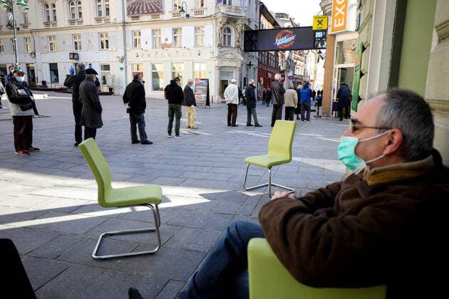 Coronavirus in Bosnien-Herzegowina, Eindrücke aus Sarajewo PXL_Pensioners 06.04.2020., Sarajevo,Bosnia and Herzegovina - For the first time after the restriction because of Covid 19 , persons over 65 are allowed to leave their home.. The decision was made because retirees have to go to their retirement in bank. People over the age of 65 can move from 8 in the morninig to 12 in the afternoon by the end of this week ArminxDurgut PIXSELL