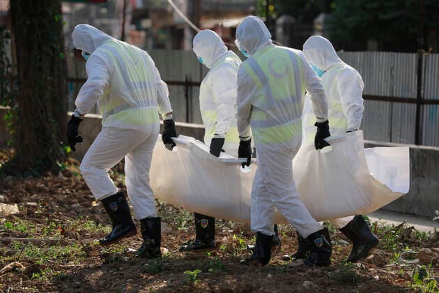 April 6, 2020, Dhaka, Bangladesh: Bangladeshi People wearing protective suits, carry the body of Jalal Saifur Rahman who died due to coronavirus (COVID-19) at a graveyard in Dhaka, Bangladesh, April 6, 2020. Jalal Saifur Rahman, a director of Bangladesh governmentÃ¢â‚¬â ¢s main anti-graft body died due to coronavirus on Monday morning in the capital Dhaka. Jalal Saifur Rahman, was admitted to a hospital after having tested positive for coronavirus one week ago. Dhaka Bangladesh - ZUMAd117 20200406_zap_d117_002 Copyright: xSuvraxKantixDasx