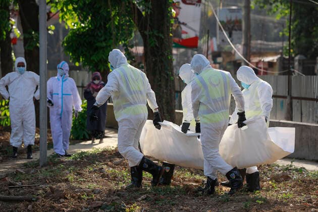 April 6, 2020, Dhaka, Bangladesh: Bangladeshi People wearing protective suits, carry the body of Jalal Saifur Rahman who died due to coronavirus (COVID-19) at a graveyard in Dhaka, Bangladesh, April 6, 2020. Jalal Saifur Rahman, a director of Bangladesh governmentÃ¢â‚¬â ¢s main anti-graft body died due to coronavirus on Monday morning in the capital Dhaka. Jalal Saifur Rahman, was admitted to a hospital after having tested positive for coronavirus one week ago. Dhaka Bangladesh - ZUMAd117 20200406_zap_d117_003 Copyright: xSuvraxKantixDasx