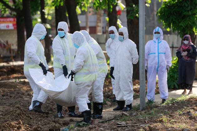 April 6, 2020, Dhaka, Bangladesh: Bangladeshi People wearing protective suits, carry the body of Jalal Saifur Rahman who died due to coronavirus (COVID-19) at a graveyard in Dhaka, Bangladesh, April 6, 2020. Jalal Saifur Rahman, a director of Bangladesh governmentÃ¢â‚¬â ¢s main anti-graft body died due to coronavirus on Monday morning in the capital Dhaka. Jalal Saifur Rahman, was admitted to a hospital after having tested positive for coronavirus one week ago. Dhaka Bangladesh - ZUMAd117 20200406_zap_d117_004 Copyright: xSuvraxKantixDasx