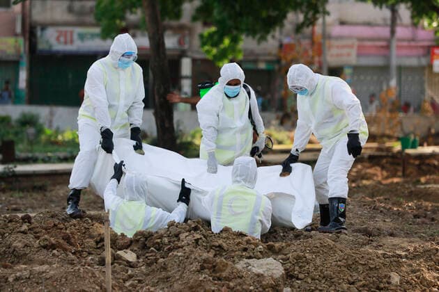 April 6, 2020, Dhaka, Bangladesh: Bangladeshi People wearing protective suits, carry the body of Jalal Saifur Rahman who died due to coronavirus (COVID-19) at a graveyard in Dhaka, Bangladesh, April 6, 2020. Jalal Saifur Rahman, a director of Bangladesh governmentÃ¢â‚¬â ¢s main anti-graft body died due to coronavirus on Monday morning in the capital Dhaka. Jalal Saifur Rahman, was admitted to a hospital after having tested positive for coronavirus one week ago. Dhaka Bangladesh - ZUMAd117 20200406_zap_d117_006 Copyright: xSuvraxKantixDasx