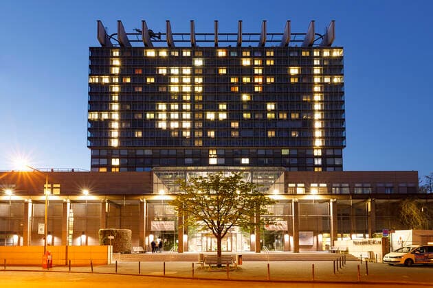 The ward block of the University Hospital Cologne, where a new treatment method for corona patients with the transfer of blood plasma has already started to recover Cologne, 05 04 2020 Foto:xC.xHardtx xFuturexImage