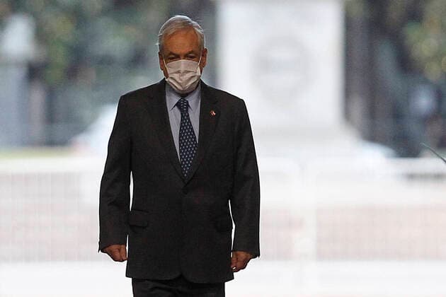 Santiago, April 6, 2020 The President of the Republic, Sebastian Pinera, wears a mask on his face during the Honors of the Mint Palace Guard Dragomir Yankovic Aton Chile, Santiago Chile Aton 410006  Copyright: DRAGOMIRxYANKOVIC ATONxCHILE