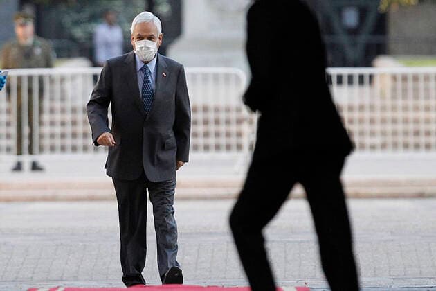Santiago, April 6, 2020 The President of the Republic, Sebastian Pinera, wears a mask on his face during the Honors of the Mint Palace Guard Dragomir Yankovic Aton Chile, Santiago Chile Aton 410007  Copyright: DRAGOMIRxYANKOVIC ATONxCHILE