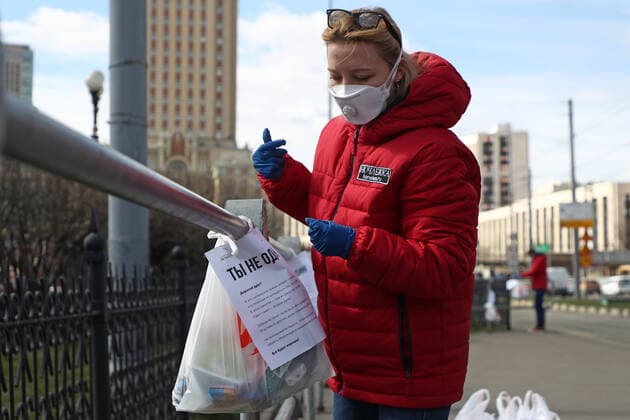 Coronavirus in Russland, Initiative verteilt Essen an BedÃ¼rftige in Moskau MOSCOW, RUSSIA - APRIL 6, 2020: An activist ties bags of food and essentials in Komsomolskaya Square as part of the You Are Not Alone initiative held by the Nochlezhka charity in Moscow and St Petersburg to support homeless people during the COVID-19 pandemic. Under the initiative, such bags are handed out to homeless people or left for them in public places. Anton Novoderezhkin TASS  TS0D48CF