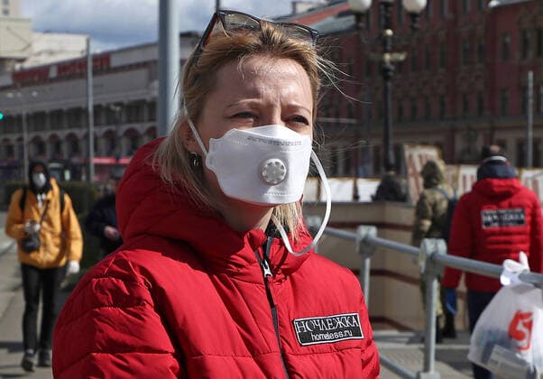 Coronavirus in Russland, Initiative verteilt Essen an BedÃ¼rftige in Moskau MOSCOW, RUSSIA - APRIL 6, 2020: An activist takes part in the You Are Not Alone initiative held by the Nochlezhka charity in Moscow and St Petersburg to support homeless people during the COVID-19 pandemic. Under the initiative, bags with food and essential supplies are handed out to homeless people or left for them in public places. Anton Novoderezhkin TASS  TS0D48D5