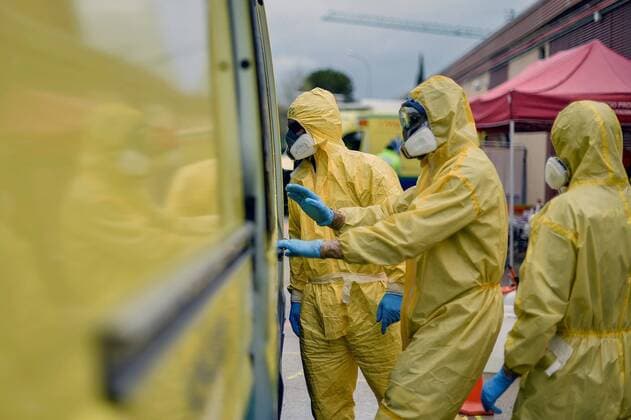 Firefighters disinfect ambulances that have transfered to hospital patients suspected to be infected with coronavirus in Guadalajara, Spain, 06 April 2020. Spain faces the 23rd consecutive day of mandatory home confinement in a bid to slow down the spread of the pandemic COVID-19 disease caused by the SARS-CoV-2 coronavirus. Coronavirus in Spain !ACHTUNG: NUR REDAKTIONELLE NUTZUNG!  Copyright: xNachoxIzquierdox GRAF6553 20200406-637217817103825350