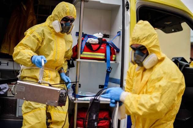 Firefighters disinfect ambulances that have transfered to hospital patients suspected to be infected with coronavirus in Guadalajara, Spain, 06 April 2020. Spain faces the 23rd consecutive day of mandatory home confinement in a bid to slow down the spread of the pandemic COVID-19 disease caused by the SARS-CoV-2 coronavirus. Coronavirus in Spain !ACHTUNG: NUR REDAKTIONELLE NUTZUNG!  Copyright: xNachoxIzquierdox GRAF6548 20200406-637217817124918970