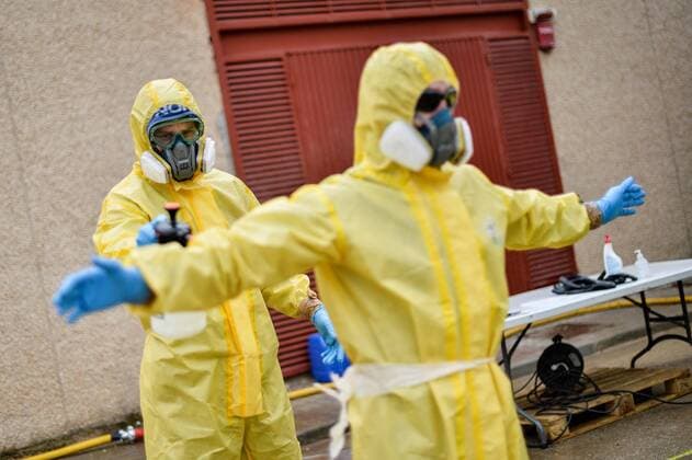 Firefighters disinfect ambulances that have transfered to hospital patients suspected to be infected with coronavirus in Guadalajara, Spain, 06 April 2020. Spain faces the 23rd consecutive day of mandatory home confinement in a bid to slow down the spread of the pandemic COVID-19 disease caused by the SARS-CoV-2 coronavirus. Coronavirus in Spain !ACHTUNG: NUR REDAKTIONELLE NUTZUNG!  Copyright: xNachoxIzquierdox GRAF6547 20200406-637217817153825020