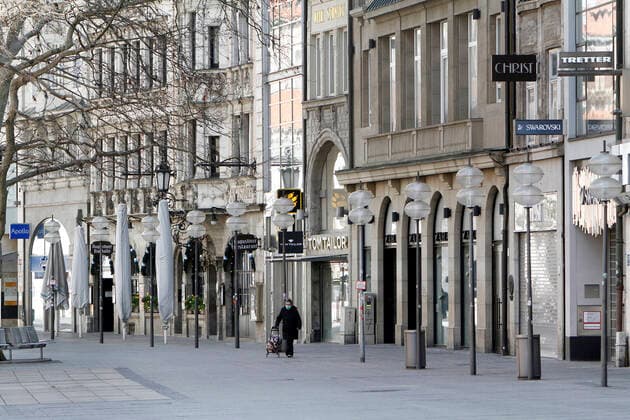 The pedestrian zone and shopping street Kaufingerstraße in Munich, which is otherwise always very busy with passers-by, is largely deserted due to the restrictions imposed by the authorities and the ban on opening shops, Bavaria, Germany