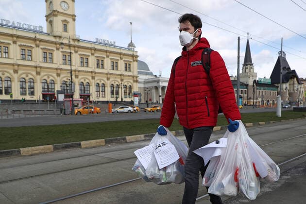 MOSCOW, RUSSIA - APRIL 6, 2020: An activist carries bags of food and essentials in Komsomolskaya Square as part of the You Are Not Alone initiative held by the Nochlezhka charity in Moscow and St Petersburg to support homeless people during the COVID-19 pandemic. Under the initiative, such bags are handed out to homeless people or left for them in public places. Anton Novoderezhkin TASS  TS0D48DB