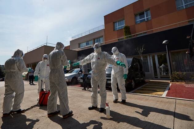 Members of the Spanish Army s Military Emergency Unit (UME) carry on disinfection work at a nursing home in Sant Boi, Barcelona, Spain, 06 April 2020. Spain faces the 23rd consecutive day of mandatory home confinement in a bid to slow down the spread of the pandemic COVID-19 disease caused by the SARS-CoV-2 coronavirus. Coronavirus situation in Spain !ACHTUNG: NUR REDAKTIONELLE NUTZUNG!  Copyright: xAlejandroxGarcíax GRAFCAT4386 20200406-637217831103600355