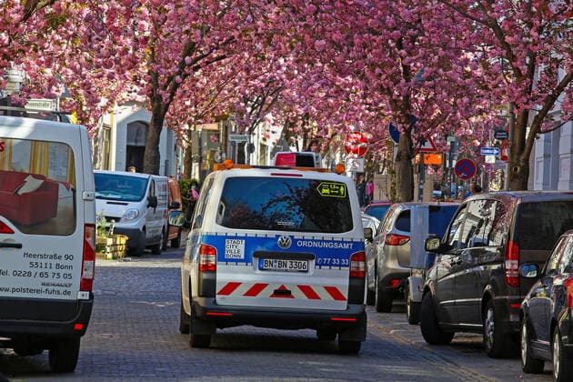 Dream weather with pleasant temperatures, tree blossom, cherry blossom in the Heerstrasse in Bonn, the public order office is on the way and looks whether the defaults because of the Coronavirus are kept Spring in NRW on 06 04 2020 in Bonn Germany ATTENTION THE SIGNAL IS IMPOSSIBLE