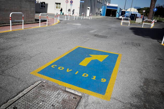 April 6, 2020, Roma, Roma, Italy: The collection of swab samples by medical staff in a drive-in testing center in Roma to check the Coronavirus (Covid-19).Health workers are dressing with protective suits..The Italian Government is still adopting the measure of a national lockout by closing all activities, except for essential services in an attempt to fight Coronavirus (COVID-19) .All the city, as all the whole country, is under quarantine and the movement are restricted to the necessary. Roma Italy - ZUMAt147 20200406_zip_t147_021 Copyright: xMatteoxTrevisanx