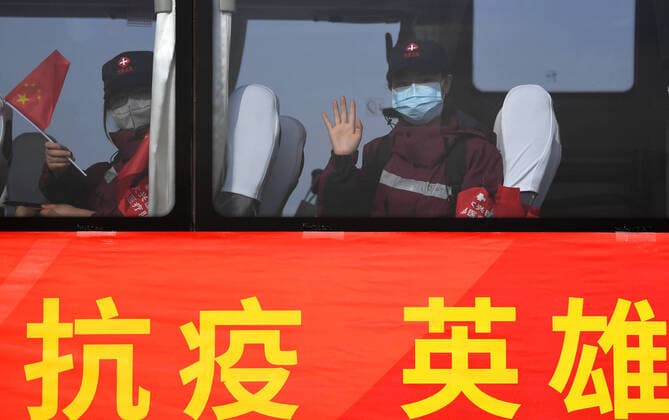 (200406) -- XI AN, April 6, 2020 -- Medical workers gesture on the bus at Xi an Xianyang International Airport in northwest China s Shaanxi Province, April 6, 2020. A batch of 121 medical workers returned to Shaanxi on Monday after aiding the fight against the COVID-19 in central China s Hubei Province. ) CHINA-SHAANXI-XI AN-MEDICAL WORKERS-RETURN FROM HUBEI (CN) LixYibo 