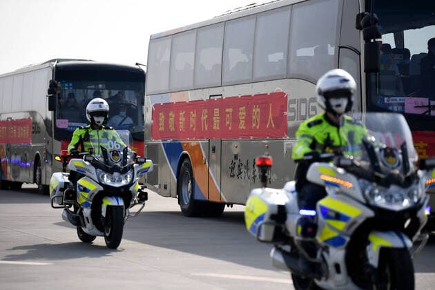(200406) -- XI AN, April 6, 2020 -- The buses carrying medical workers, escorted by police officers, leave Xi an Xianyang International Airport in northwest China s Shaanxi Province, April 6, 2020. A batch of 121 medical workers returned to Shaanxi on Monday after aiding the fight against the COVID-19 in central China s Hubei Province. ) CHINA-SHAANXI-XI AN-MEDICAL WORKERS-RETURN FROM HUBEI (CN) LixYibo 
