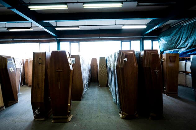 Funexpress - entreprise FAMA prepare a flux tendu les cercueils destines aux professionnels du secteur funeraire de l Ile de France mais aussi aux Ephad - Les Cercueils sont ici equipes selon les desirs des familles NEWS : COVID19 - Ile de France - 06 04 2020 JBAutissier Panoramic 