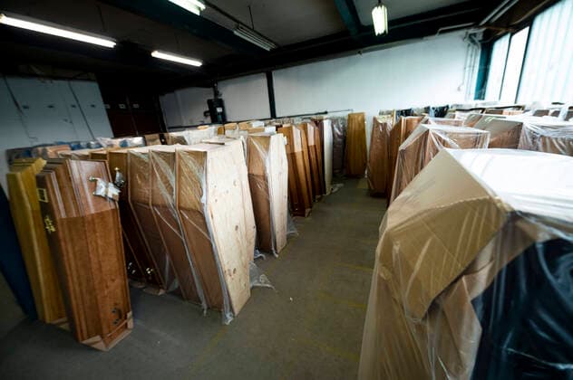 Funexpress - entreprise FAMA prepare a flux tendu les cercueils destines aux professionnels du secteur funeraire de l Ile de France mais aussi aux Ephad - Les Cercueils sont ici equipes selon les desirs des familles NEWS : COVID19 - Ile de France - 06 04 2020 JBAutissier Panoramic 