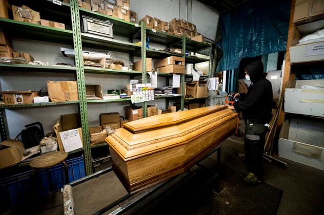 Funexpress - entreprise FAMA prepare a flux tendu les cercueils destines aux professionnels du secteur funeraire de l Ile de France mais aussi aux Ephad - Les Cercueils sont ici equipes selon les desirs des familles NEWS : COVID19 - Ile de France - 06 04 2020 JBAutissier Panoramic 