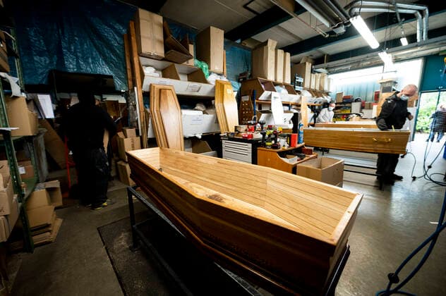 Funexpress - entreprise FAMA prepare a flux tendu les cercueils destines aux professionnels du secteur funeraire de l Ile de France mais aussi aux Ephad - Les Cercueils sont ici equipes selon les desirs des familles NEWS : COVID19 - Ile de France - 06 04 2020 JBAutissier Panoramic 