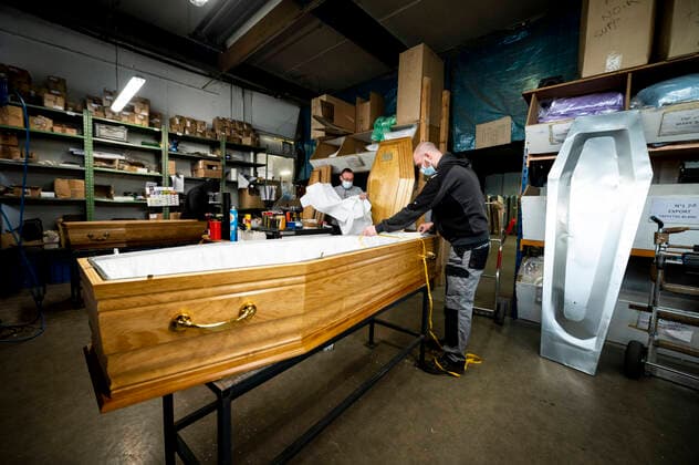 Funexpress - entreprise FAMA prepare a flux tendu les cercueils destines aux professionnels du secteur funeraire de l Ile de France mais aussi aux Ephad - Les Cercueils sont ici equipes selon les desirs des familles NEWS : COVID19 - Ile de France - 06 04 2020 JBAutissier Panoramic 