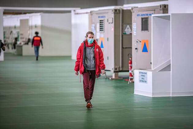 Bergamo Coronavirus - the emergency staff at work at the field hospital NB ALWAYS QUOTE EMERGENCY NGO ONLUS (Foto Sergio Agazzi Fotogramma, Bergamo - 2020-04-06) p.s. la foto e utilizzabile nel rispetto del contesto in cui e stata scattata, e senza intento diffamatorio del decoro delle persone rappresentate  Copyright: xFotox SergioxAgazzix xFOTOGRAMMAx