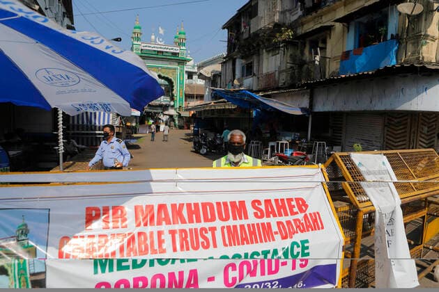 April 6, 2020, Mumbai: 06 April 2020 : - Mumbai - INDIA..Corona Barricade at Mahim Dargah in Mumbai .As the number of Covid 19 cases spurt, Slum residents are fearful that the virus will spread unchecked in the slums because of the dense Slum population it is difficult to maintain Social distancing. Mumbai - ZUMAsu5_ 20200406_zap_su5_010 Copyright: xSubhashxSharmax