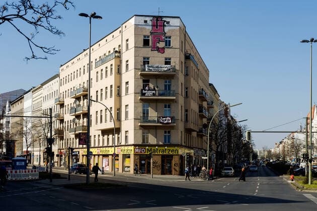 Solidaritätsbekundung für geflüchtete Menschen im Rahmen der Kampagne leavenoonebehind Transparentaktion im Rahmen der Kampagne leavenoonebehind in Berlin-Kreuzberg. Aufgrund der momentanen Ausgangsbeschränkungen im Zuge der Covid-19 Pandemie wird auch in Berlin zu vielfältigen Aktionsformen, abseits von Demonstrationen, aufgerufen, Die Forderungen der Aktivisten sind unter anderem: - die sofortige Evakuierung aller Menschen aus den überfüllten Lagern an der EU-Außengrenze und ihre Unterbringung in aufnahmebereiten Ländern und Kommunen, wo sie angesichts der Corona-Pandemie den dringend notwendigen Zugang zu medizinischer Versorgung haben können - den sofortigen Stopp der Unterstützung der staatlichen Gewalt an der EU-Außengrenze - die bedingungslose Wahrung der Menschenrechte un