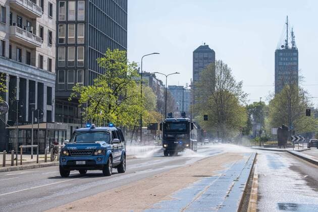 Milan - Coronavirus Covid Emergency 19 - Sanitation by the State Police, Via Vittor Pisani with the Central Station in the background (Francesco Bozzo Fotogramma, Milan - 2020-04-06) p.s. la foto e utilizzabile nel rispetto del contesto in cui e stata scattata, e senza intento diffamatorio del decoro delle persone rappresentate  Copyright: xFrancescoxBozzox xFOTOGRAMMAx