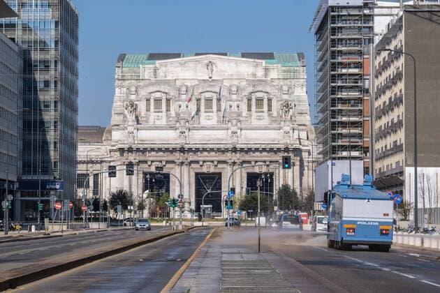 Milan - Coronavirus Covid Emergency 19 - Sanitation by the State Police, Via Vittor Pisani with the Central Station in the background (Francesco Bozzo Fotogramma, Milan - 2020-04-06) p.s. la foto e utilizzabile nel rispetto del contesto in cui e stata scattata, e senza intento diffamatorio del decoro delle persone rappresentate  Copyright: xFrancescoxBozzox xFOTOGRAMMAx