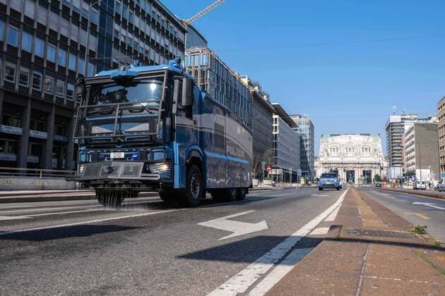 Milan - Coronavirus Covid Emergency 19 - Sanitation by the State Police, Via Vittor Pisani with the Central Station in the background (Francesco Bozzo Fotogramma, Milan - 2020-04-06) p.s. la foto e utilizzabile nel rispetto del contesto in cui e stata scattata, e senza intento diffamatorio del decoro delle persone rappresentate  Copyright: xFrancescoxBozzox xFOTOGRAMMAx