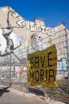 Solidaritätsbekundung für geflüchtete Menschen im Rahmen der Kampagne leavenoonebehind Transparentaktion im Rahmen der Kampagne leavenoonebehind in Berlin-Kreuzberg. Aufgrund der momentanen Ausgangsbeschränkungen im Zuge der Covid-19 Pandemie wird auch in Berlin zu vielfältigen Aktionsformen, abseits von Demonstrationen, aufgerufen, Die Forderungen der Aktivisten sind unter anderem: - die sofortige Evakuierung aller Menschen aus den überfüllten Lagern an der EU-Außengrenze und ihre Unterbringung in aufnahmebereiten Ländern und Kommunen, wo sie angesichts der Corona-Pandemie den dringend notwendigen Zugang zu medizinischer Versorgung haben können - den sofortigen Stopp der Unterstützung der staatlichen Gewalt an der EU-Außengrenze - die bedingungslose Wahrung der Menschenrechte un