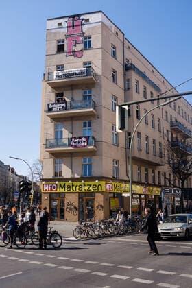 Solidaritätsbekundung für geflüchtete Menschen im Rahmen der Kampagne leavenoonebehind Transparentaktion im Rahmen der Kampagne leavenoonebehind in Berlin-Kreuzberg. Aufgrund der momentanen Ausgangsbeschränkungen im Zuge der Covid-19 Pandemie wird auch in Berlin zu vielfältigen Aktionsformen, abseits von Demonstrationen, aufgerufen, Die Forderungen der Aktivisten sind unter anderem: - die sofortige Evakuierung aller Menschen aus den überfüllten Lagern an der EU-Außengrenze und ihre Unterbringung in aufnahmebereiten Ländern und Kommunen, wo sie angesichts der Corona-Pandemie den dringend notwendigen Zugang zu medizinischer Versorgung haben können - den sofortigen Stopp der Unterstützung der staatlichen Gewalt an der EU-Außengrenze - die bedingungslose Wahrung der Menschenrechte un