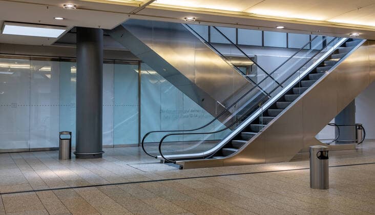 Vacancy in the shopping center, Berlin 1020915041