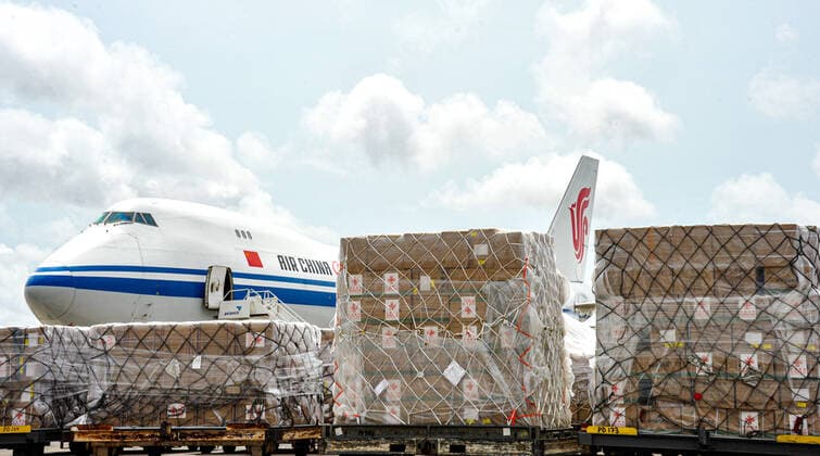 News Bilder des Tages (200406) -- ACCRA, April 6, 2020 -- China s medical supplies for 18 African countries arrive at the Kotota International Airport in Accra, capital of Ghana, April 6, 2020. China s medical supplies for 18 African countries have arrived here on Monday, and are scheduled to be delivered to the other 17 countries within a few days. The beneficiary African countries are Ghana, Nigeria, Senegal, Gabon, Sierra Leone, Guinea-Bissau, Guinea, Cote d Ivoire, Gambia, Liberia, Mali, Burkina Faso, Republic of Congo, Equatorial Guinea, Togo, Benin, Cape Verde, as well as Sao Tome and Principe. ) GHANA-ACCRA-COVID-19-AFRICA-CHINA-SUPPLIES XuxZheng
