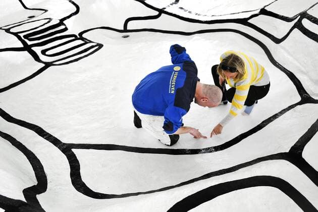 2020-04-06 11:48:04 OTTERLO - Het kunstwerk Jardin d email van Jean Dubuffet in de beeldentuin van Museum Kroller-Muller wordt gerestaureerd. Het museum is vanwege het coronavirus tot 1 juni gesloten, maar de werkzaamheden buiten gaan door. ANP PIROSCHKA VAN DE WOUW  Copyright: xx x409320525x