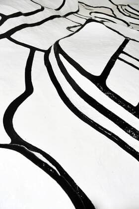 2020-04-06 11:47:28 OTTERLO - Het kunstwerk Jardin d email van Jean Dubuffet in de beeldentuin van Museum Kroller-Muller wordt gerestaureerd. Het museum is vanwege het coronavirus tot 1 juni gesloten, maar de werkzaamheden buiten gaan door. ANP PIROSCHKA VAN DE WOUW  Copyright: xx x409320603x