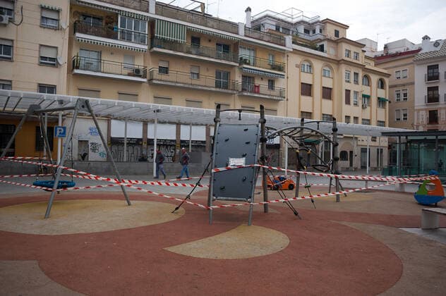 April 6, 2020, Malaga, Spain: A view of a closed park during a Holy Monday in downtown Malaga..The traditional Easter celebration has been cancelled in Spain. Believers live an unusual Holy Week in their homes, for that reason many people decorate their balconies or place decorative statues of Christ in their shops and stores. After the alarm state and lockdown in the country by COVID-19 coronavirus all people are enclosed in their homes following the confinement decreed by the Spanish government and which will be extended for more 15 days until 26 April. Malaga Spain - ZUMAs197 20200406_zaa_s197_030 Copyright: xJesusxMeridax