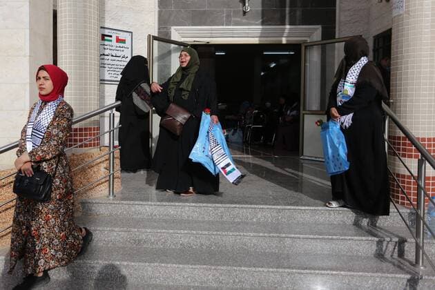 April 6, 2020, Khan Younis, Gaza Strip, Palestinian Territory: Palestinians who were quarantined leave the quarantine centers, after the end of the quarantine period in the center of Muscat in Khan Younis in the southern of Gaza strip, April 6, 2020 Khan Younis Palestinian Territory - ZUMAap3_ 20200406_zaf_ap3_119 Copyright: xAshrafxAmrax