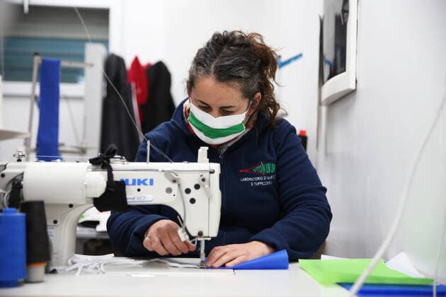 Rome coronavirus in the photo Monica assistant to Giuseppe Fassari who in Torre Maura is committed every day to produce 700 masks for all those who need it from the police to the ordinary citizen (Alberto Lo Bianco Fotogramma, Rome - 2020-04-06) p.s. la foto e utilizzabile nel rispetto del contesto in cui e stata scattata, e senza intento diffamatorio del decoro delle persone rappresentate  Copyright: xAlbertoxLoxBiancox xFOTOGRAMMAx