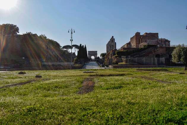 Coronavirus emergency, Colosseum and via Sacra deserti. (VALENTINA_CORNACCHIONE Fotogramma, Rome - 2020-04-06) p.s. la foto e utilizzabile nel rispetto del contesto in cui e stata scattata, e senza intento diffamatorio del decoro delle persone rappresentate  Copyright: xVALENTINA_CORNACCHIONEx xFOTOGRAMMAx