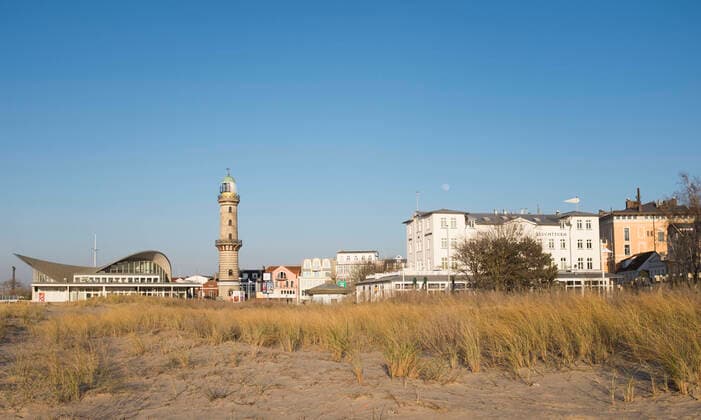 The almost empty Baltic Sea beach in Warnemünde in sunny spring weather Because of the danger of infection with the coronavirus, all shops and hotel facilities in the Baltic Sea resorts have closed Rostock Waenemünde Copyright: FrankxHormannx xnordlicht