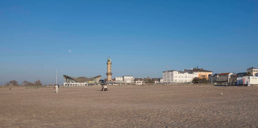 The almost empty Baltic Sea beach in Warnemünde in sunny spring weather Because of the danger of infection with the coronavirus, all shops and hotel facilities in the Baltic Sea resorts have closed Rostock Waenemünde Copyright: FrankxHormannx xnordlicht