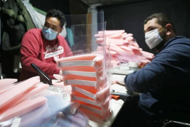 (200406) -- ALGIERS, April 6, 2020 (Xinhua) -- Algerian young people make face shields which they want to donate to local hospitals, in Algiers, Algeria, April 6, 2020. Algeria on Monday reported 103 new cases of COVID-19 and 21 new deaths, bringing the total number of confirmed cases to 1,423 and the death toll to 173. (Xinhua) ALGERIA-ALGIERS-SELF-MADE FACE SHIELDS-DONATION 