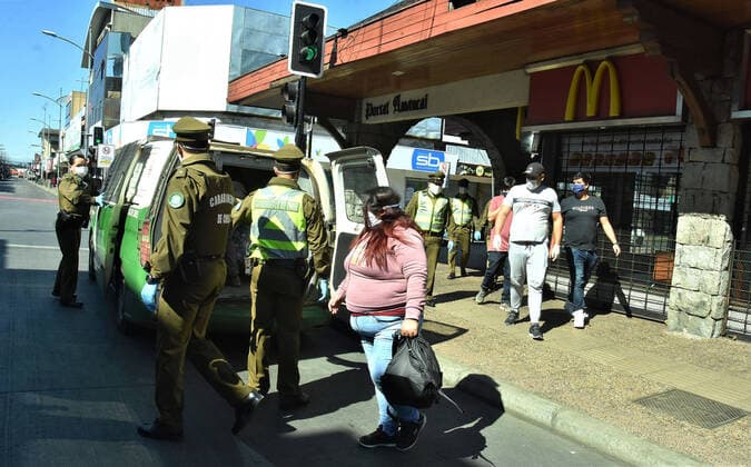 Temuco, April 6, 2020 Citizens of Temuco are controlled and detained in the city of Temuco during the quarantine against the coronavirus Hector Andrade Aton Chile, Temuco Chile Aton 410133  Copyright: HECTORxANDRADE ATONxCHILE